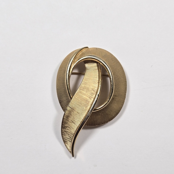 Crown Trifari Jewelry - CROWN TRIFARI Vintage Gold-Tone Leaf Loop Brooch